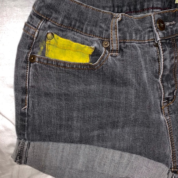Stamp 10 grey jean shorts with yellow pockets - Picture 3 of 9